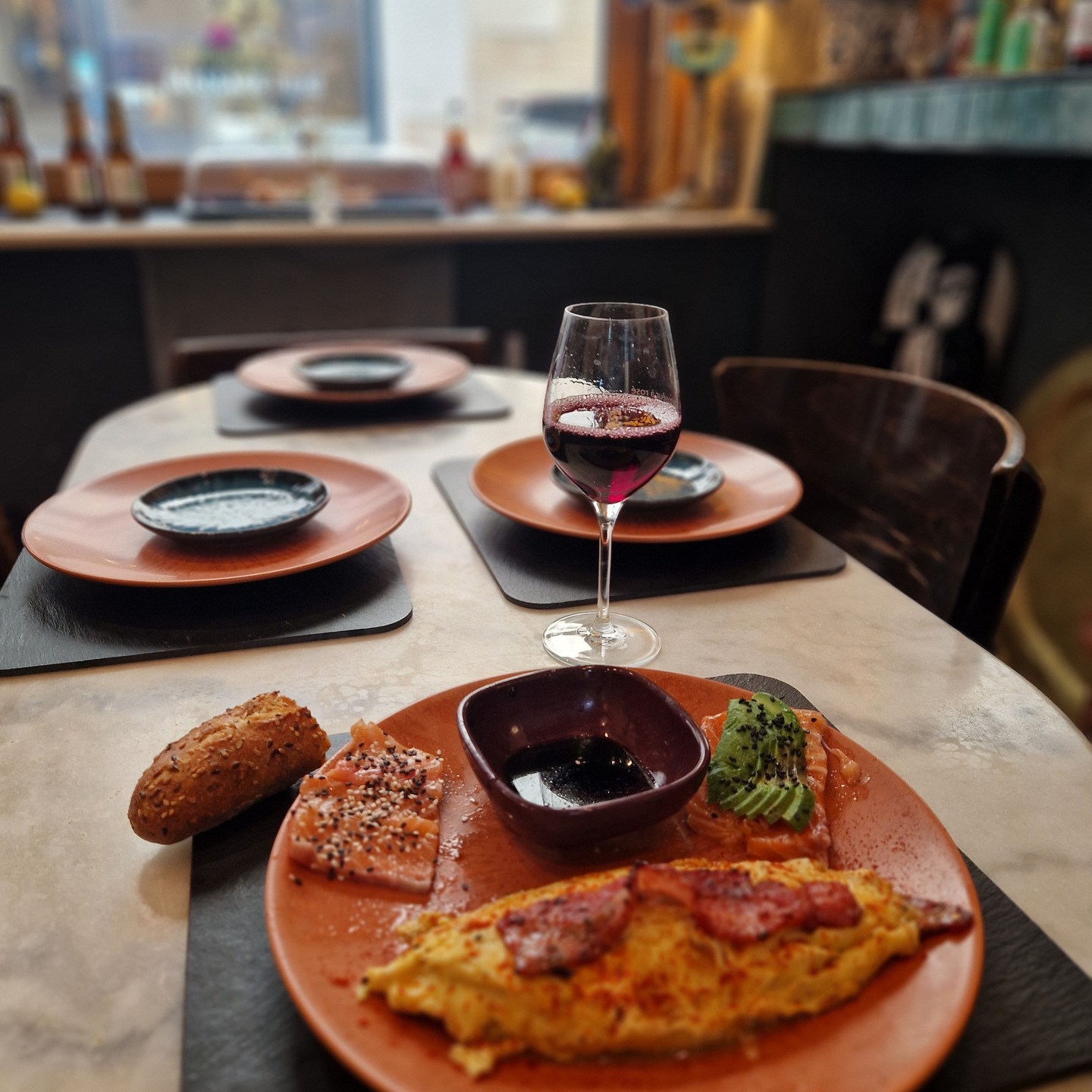 Saumon & avocat et omelette servis à table chez Paprika Latina