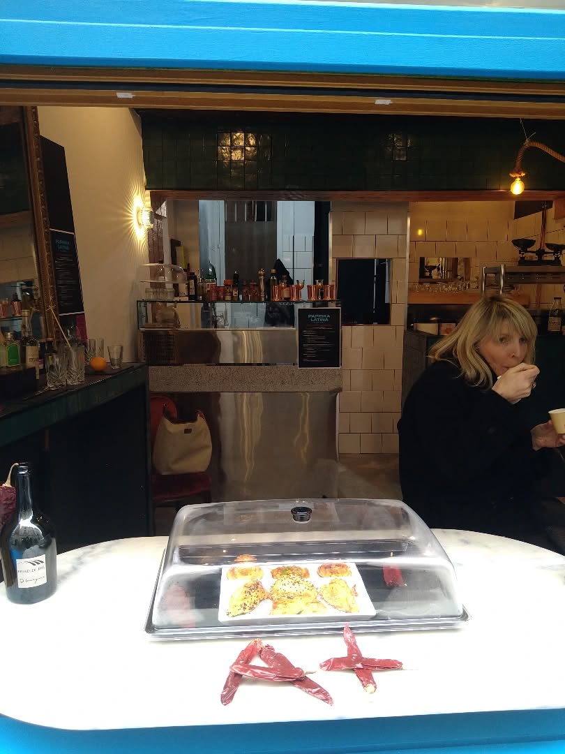 Le comptoir de Paprika Latina : vitrine d'empanadas et piments